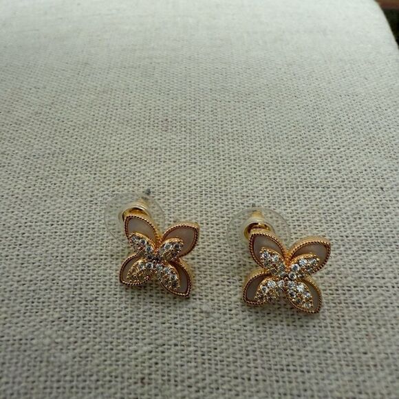 NWOT Clover Flower GoldTone Pendant Necklace & Matching Post Earrings. - Picture 8 of 9